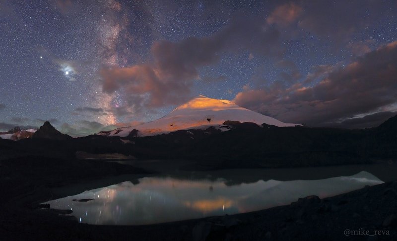 ночь эльбрус ночной пейзаж астрофотография звезды созвездия Эльбрус в свете восходящей Луныphoto preview