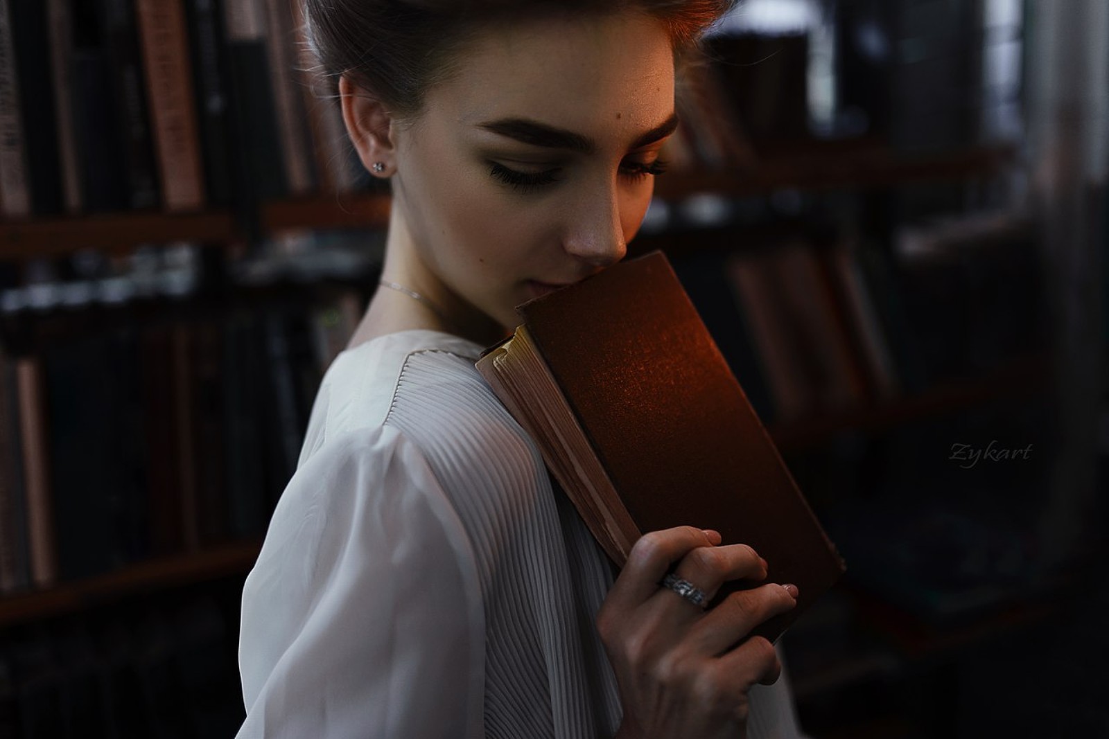 Девушка с книгой шатенка